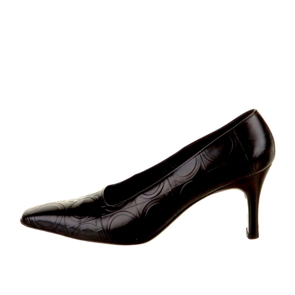 Very nice Ferragamo logo embossed leather pump